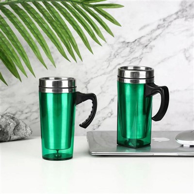 Plastmasas ceļojumu krūze ar rokturi un vāku
